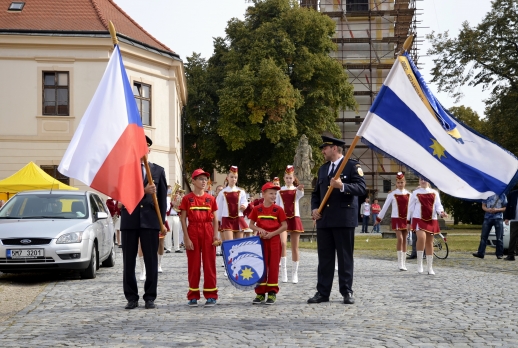 Hasiči jako vlajkonoši na začátku průvodu; foto: Tomáš Buriánek